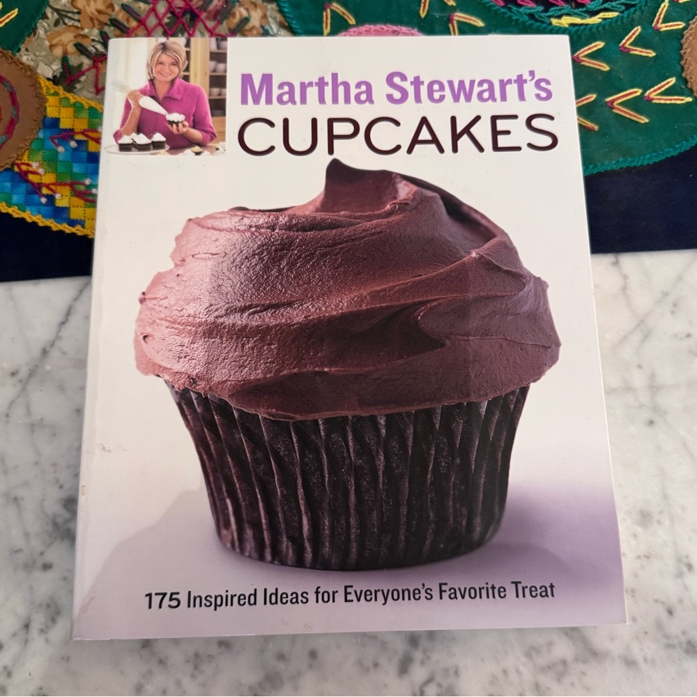 Martha Stewart cupcakes cookbook like new
